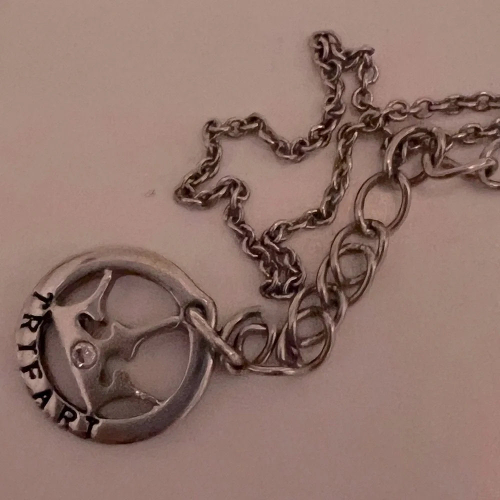 2 necklaces/costume jewelry , oval shaped